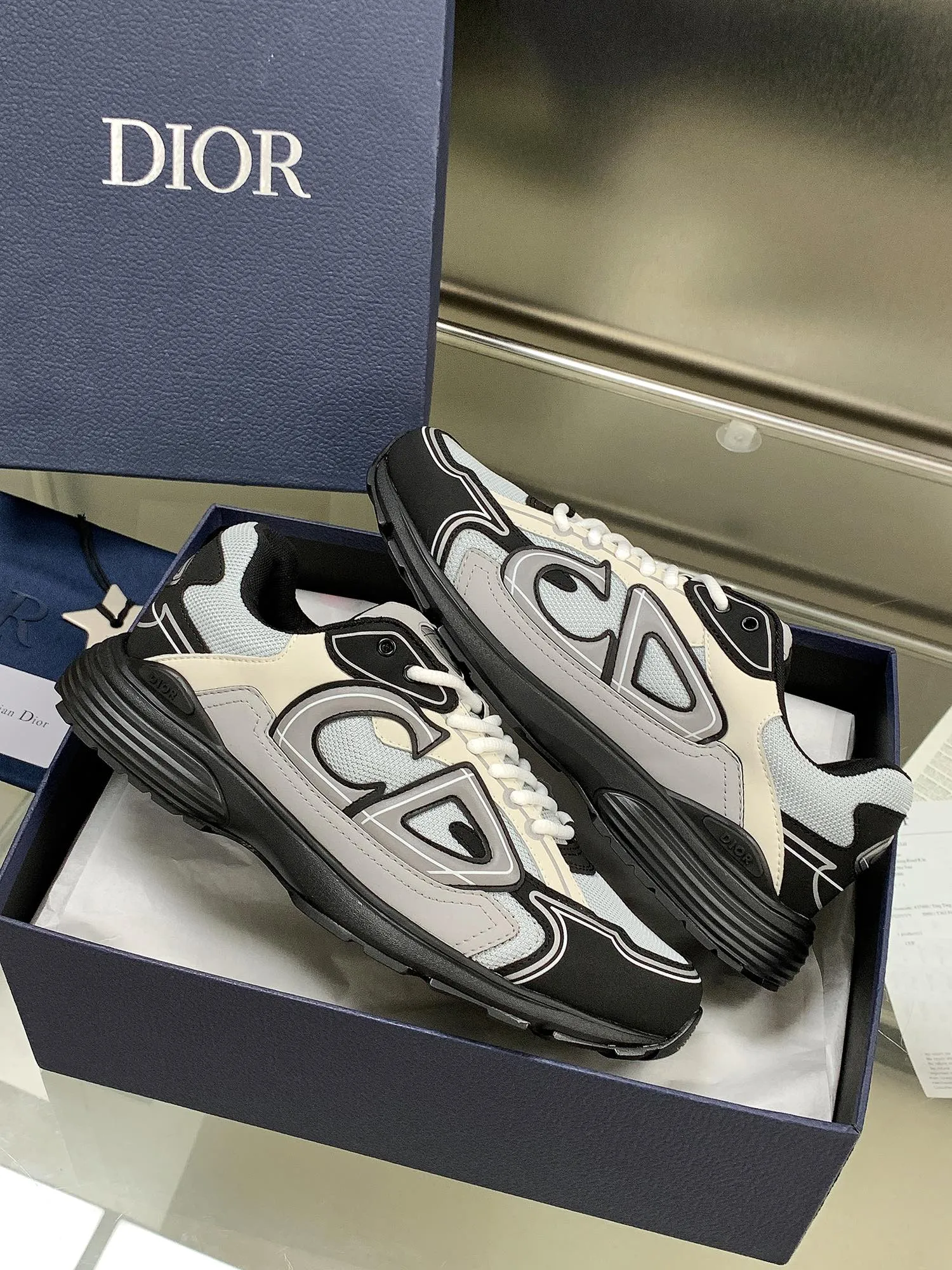 👟👟Ex-factory price 660👟👟 Newly upgraded Dior B30 series dad sneakers. New B30 sneakers. Dad Shoes style shoes that follow the trend of the retro market. The Dior logo on the tongue also indicates that this pair of shoes is the B30 model! B30 uses fine-textured leather and mesh cloth materials to form a shoe body. There are conspicuous letters CD on both sides of the shoe body to indicate identity. Many lines on the shoe body outline details to make the shoes look less monotonous and full of retro flavor. The delivery counter is exquisitely packaged🛍📦 ▪️Fabric: Original customized technical fabric + mesh ▪️Inner lining: Customized breathable lining ▪️Outsole: IP+TPU outsole ▪️Sole thickness: 3.5CM ▪️Size: Women’s size 35-40 / Men’s size 39-45